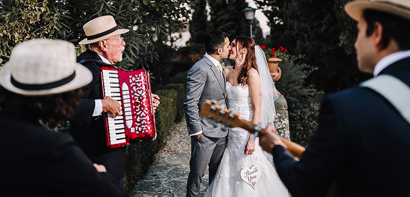 Folk Trio serenade Music&Co.